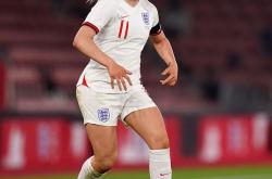 英格兰女足成功晋级，赢得球迷掌声