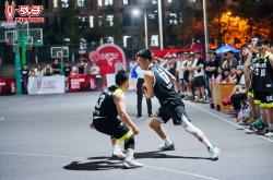 热血男篮联赛赛场上演激烈较量的简单介绍