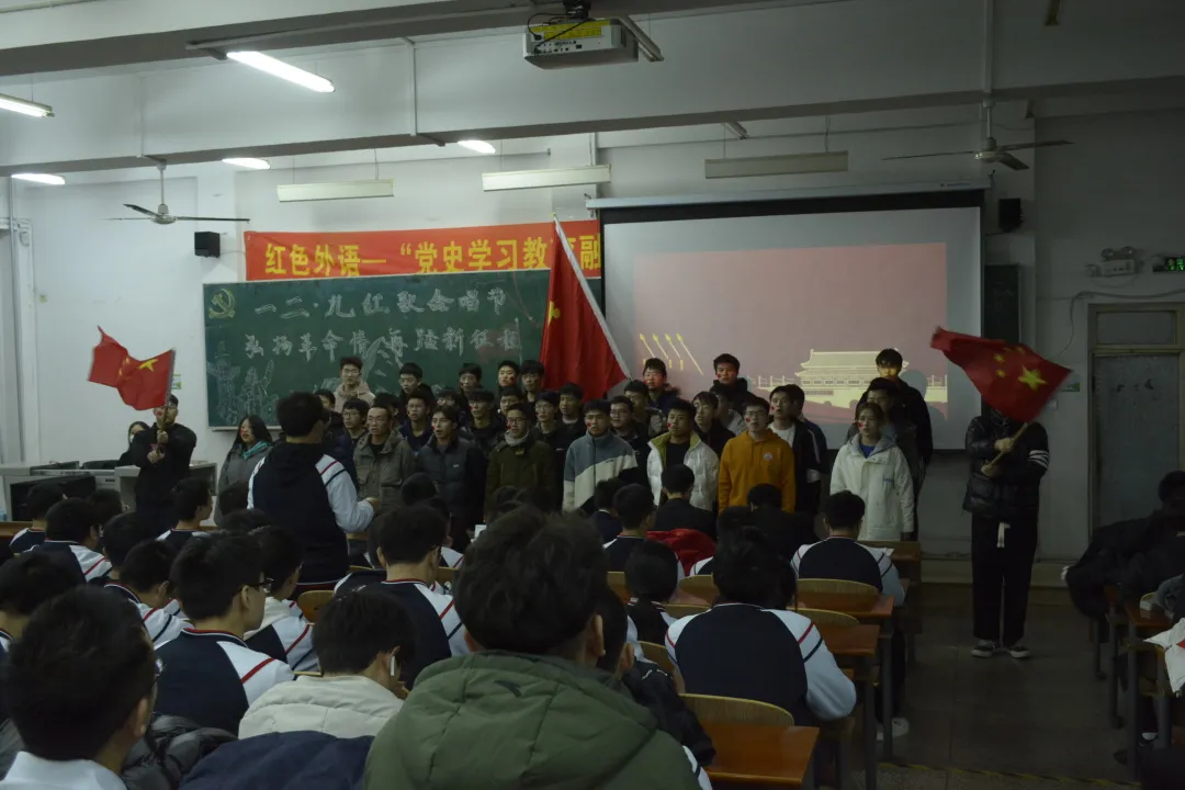 九游娱乐入口-场上硝烟弥漫，球员斗志昂扬的简单介绍