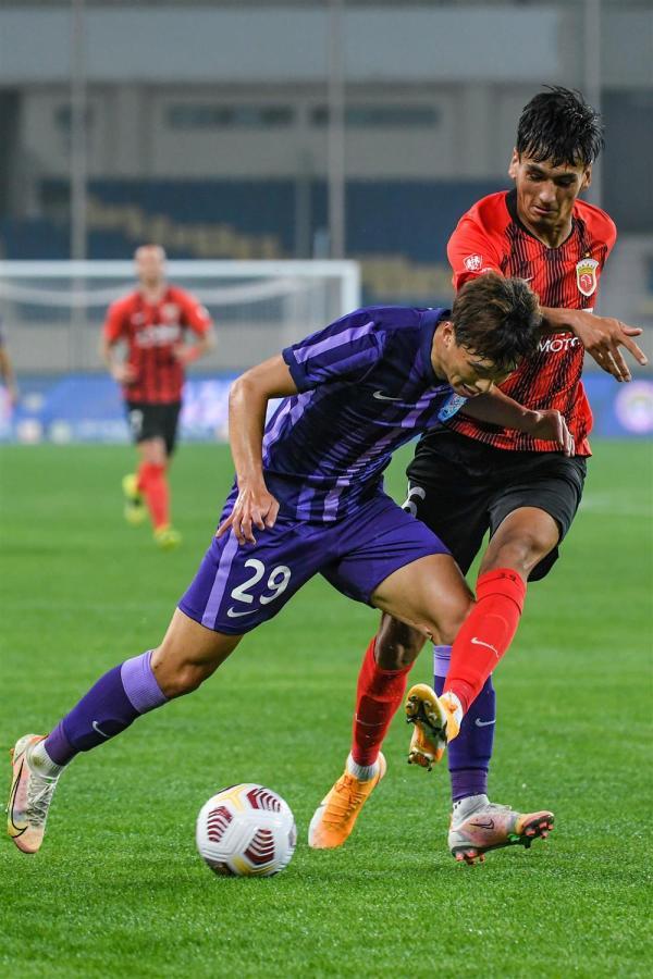 包含两队在球场上角逐激烈胜负将在一瞬间分晓的词条 包含两队在球场上角逐激烈胜负将在一瞬间分晓的词条